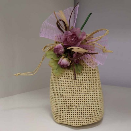 Bolsa puntilla con un jabón en forma de rosa, decorado con lazos
