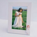 Marco de fotos madera blanco, niña con vestido corto y biblia