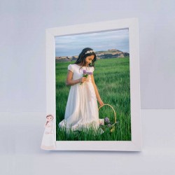 Marco de fotos niña con trenza y ramo de flores