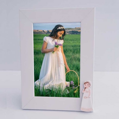 Marco de fotos madera blanco, niña con vestido corto y biblia