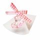 Caja con peladillas de chocolate, decorada con un osito rosa y lazo
