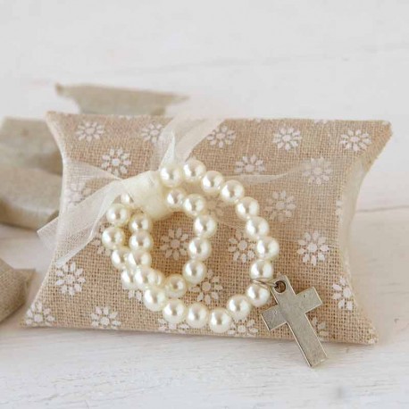 Pulsera perlas blancas y cruz en caja con caramelos