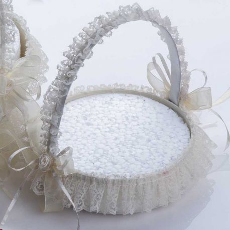 Pequeña cesta decorada con fina puntilla para presentar los prendidos de la boda