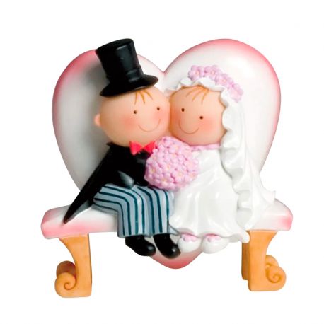 Pit y Pita novios sentados en un banco con forma de corazón, figura para tartas de boda