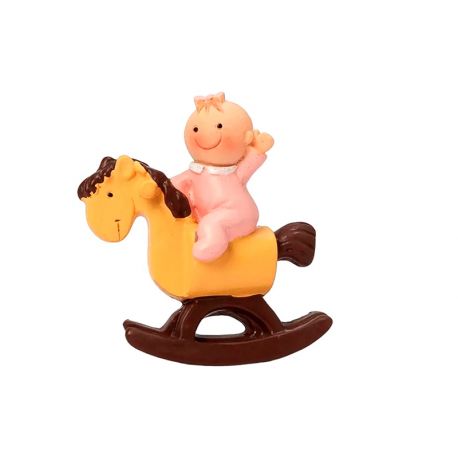 Imán bebe Pita en caballo de madera