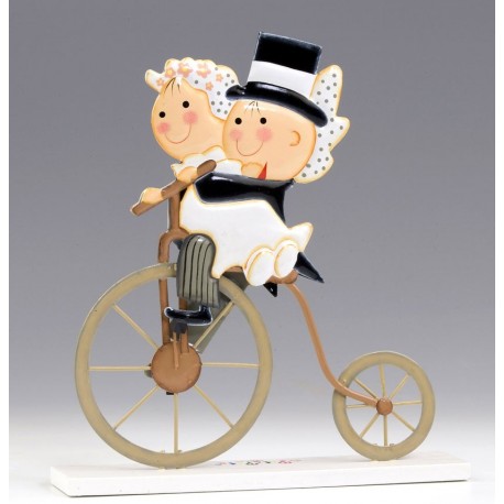Figura para la tarta de la colección Pit y Pita montada en una bicicleta antigua
