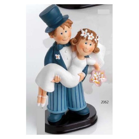 Figura para la tarta de boda, representa al novio llevando a la novia en brazos