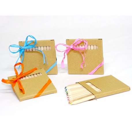 Caja con 12 lápices de colores decorada con rafia y tarjeta personalizada