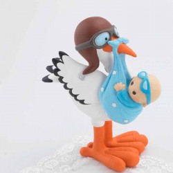Figura cigueña con casco y gafas aviador llevando bebé niño