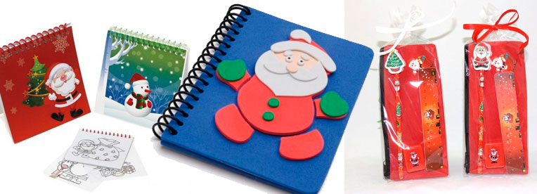 Cuadernos y material escolar decorado con motivos navideños